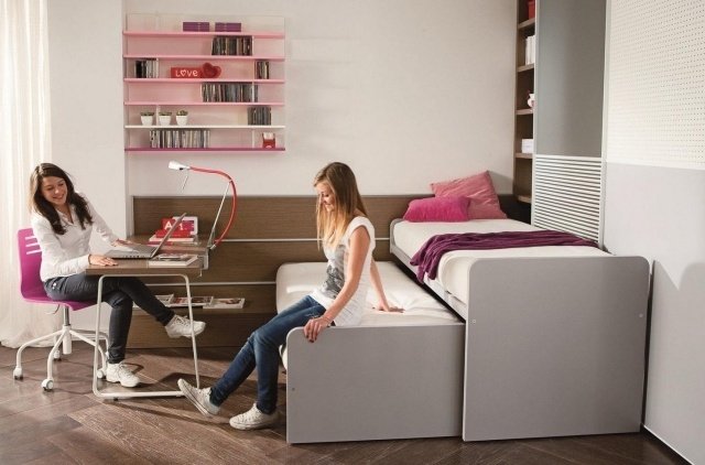 praktická výsuvná posteľ na noc pre priateľov v izbe tínedžera