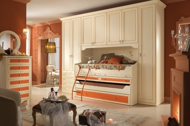 posteľ s farbou na stenu rebríka, pestrofarebná, dievčenská izba oranžová