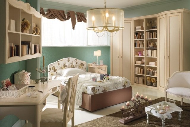 ošarpaný elegantný dievčenský pokoj klasický textilno-kvetinový vzor luster