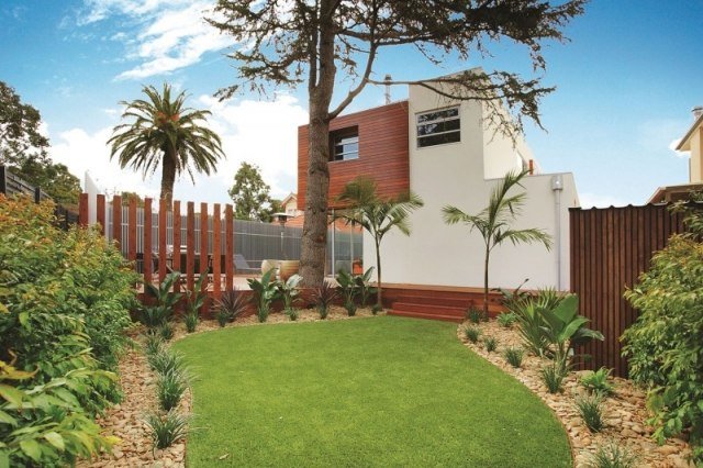 dvor-a-záhrada-dizajn-trávnik-hnedo-štrk-suché-rastliny