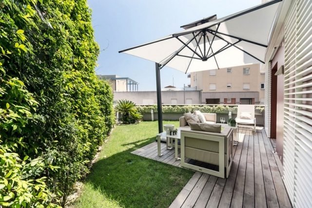 dvor-záhrada-dizajn-terasa-slnečník-živý plot-ochrana súkromia