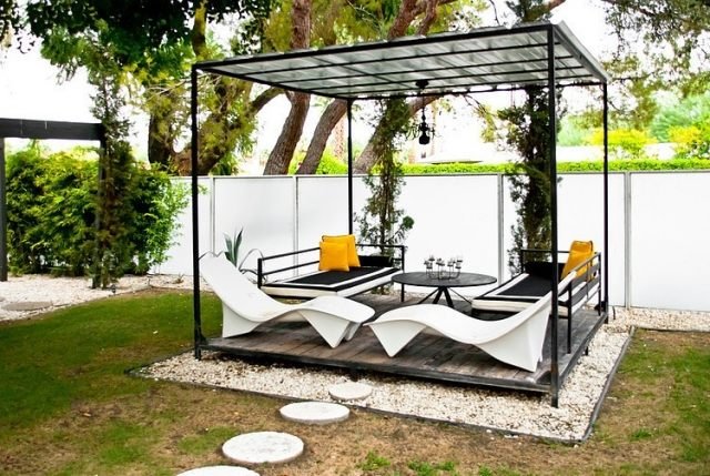 plot vo dvore-dizajn-pergila-posedenie-štrk-trávnik-súkromie