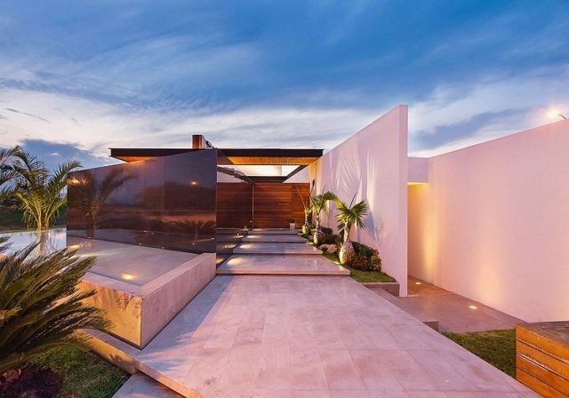 predný dvor-vchod-schod-poschodie-svetlá-palmy