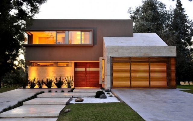 Predný dvor-vchod-betónové schody-suché-rastliny-symetria