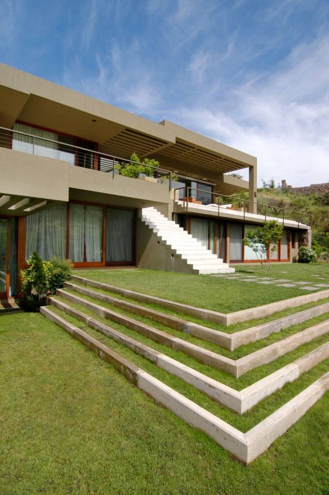 nádvorie-dizajn-schody-zelená-trávnik-vysadený