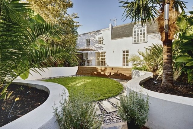 Dizajn dvora a záhrady-trávnatá plocha-riečne kamene-stupne-drevené lavičky