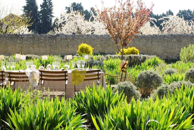 Nádvorie-záhradný dizajn-stena-prírodný kameň-výhľad-jar-stôl-skladacie-stoličky-tráva-rastliny-stredozemné more