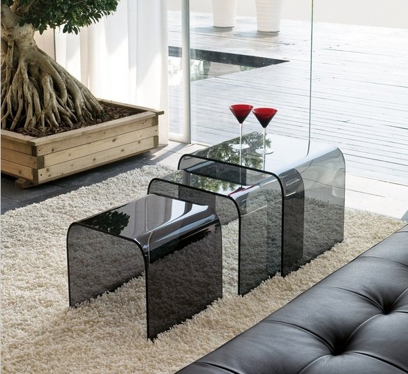 dizajnové konferenčné stolíky naskladané na sebe údené sklo