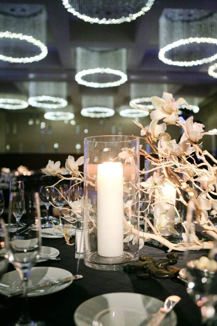 dekorácia stola-svadba-čierna-biela-sklenená-váza-stĺpová sviečka