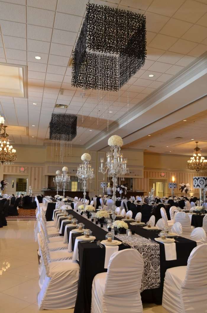 Svadobné stoly v čiernobielych dlhých stoloch deco