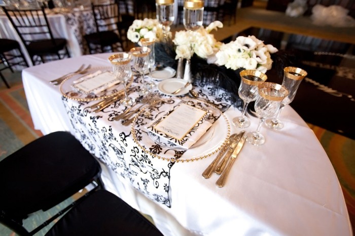 svadobné stoly-čierno-biela-dekorácia-zlatá-perla-akcenty