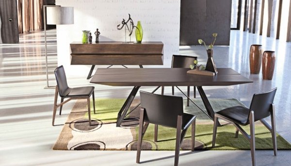 Jedálne drevené stoličky-zelený koberec