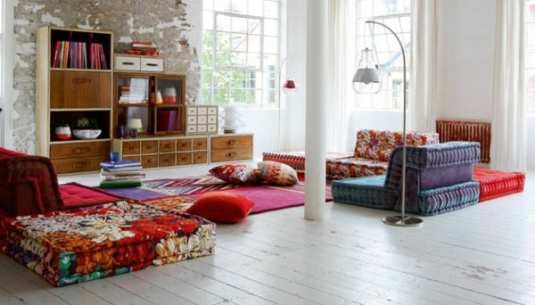 farebný nábytok do obývačky s kvetinovým vzorom