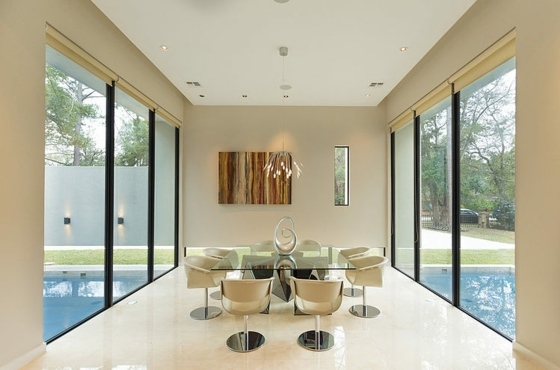 svetlé steny vaječná škrupina farba kovové plastové stoličky dekorácia na stenu drevená optika Čakacia miestnosť s dvoma stenami zo sklenenej škrupiny