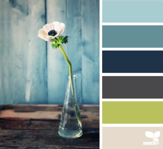 Váza s kvetmi a akvamarín s modrou stenou paleta studených modrých tónov-kvetov-kvetov