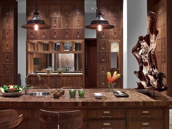 sivé steny s tmavým drevom v kuchyni farebná kombinácia Kuchyňa z tmavého dreva-svetlé steny-vysoké skrine