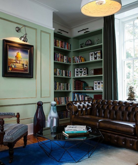 zelená svetelná stena so zlatými čiarami, obývací priestor, kútik na čítanie Kožená sedačka-drevená podlaha-klasický-nábytok-stena farba-zelená