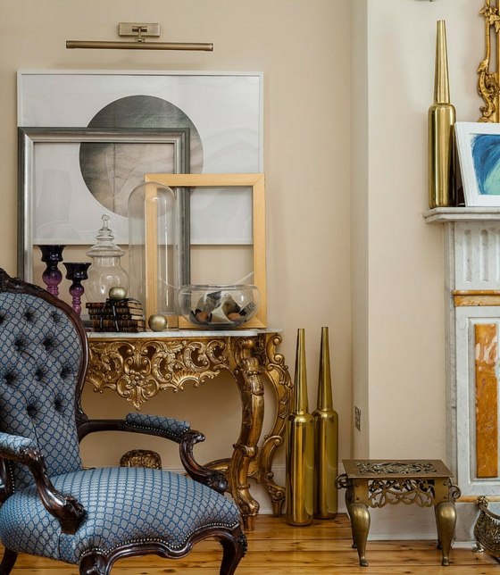 svetlé steny obývacia izba s retro nábytkom a drevenými dekoráciami Vaječná škrupina-farba-klasické-kontúry-čiary