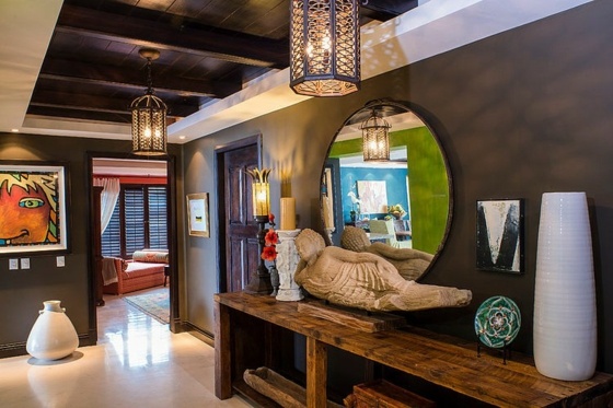 Farby stien chodba tmavohnedá klasická dekorácia tmavohnedá stena-vstupná hala-stena-dekoracia-a-dreveny strop