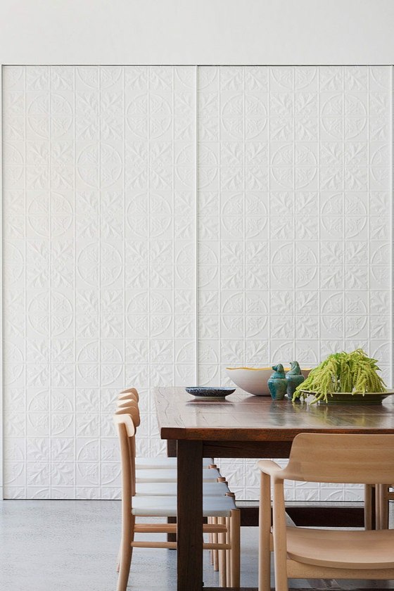 Jedálenský stôl vyrobený z masívnych drevených stien miestnosti Deco-stena-s-haptickými-figúrkami-biela