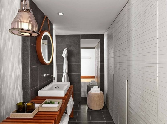 Drevený vzhľad v kúpeľni svetlé steny so vzorom Kúpeľňa s bielymi stenami a haptickou optikou