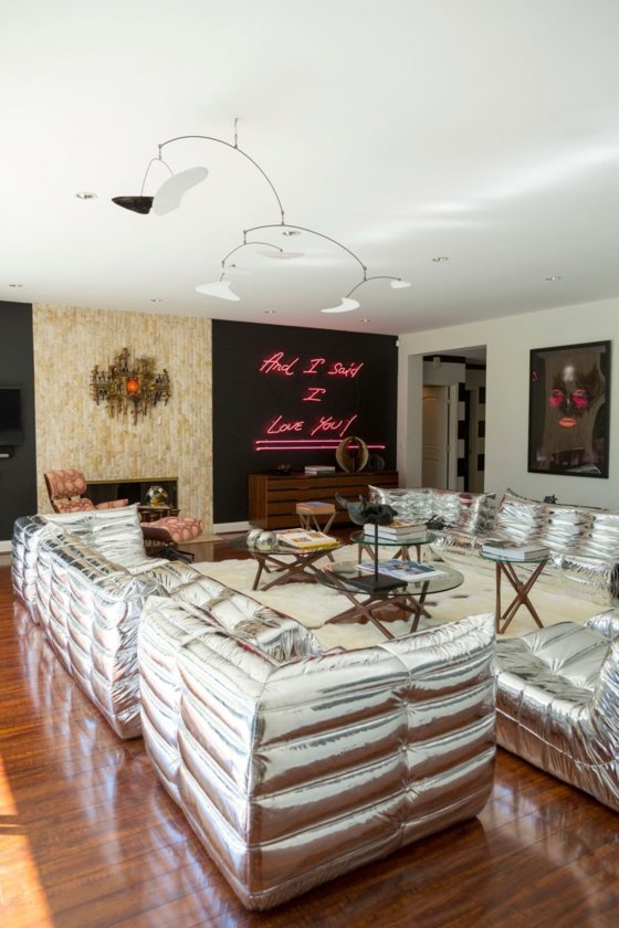 Tehlový vystavený múr retro dizajn v obývacej časti Dekoratívna stena s farbou škrupiny z prírodného kameňa