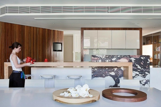 Nábytok do miestnosti s vysokým leskom hnedá farba na stenu farba na stenu nápady do obývačky Drevené obklady stien-strop-svetlé-umenie-v-byte