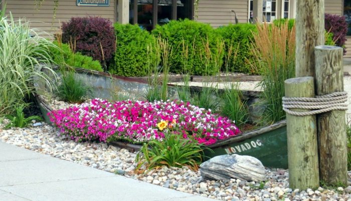 záhradné kvetináče nápady čln ružové kvety trstinové kamienky