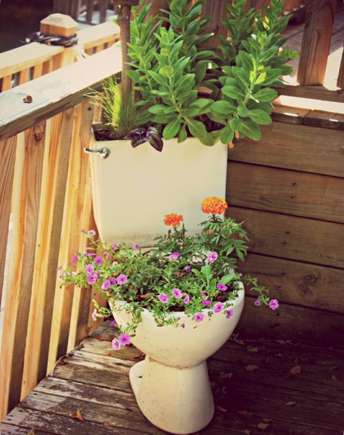 kvetináč toaleta kvety rastliny balkón nápad dekorácia