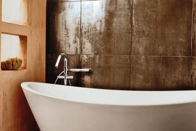 moderná kúpeľňa-kachľová stena-kovový vzhľad-vaňa