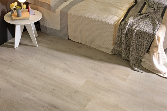 spálňa-podlaha-dlažba-drevo-vzhľad-svetlá farba