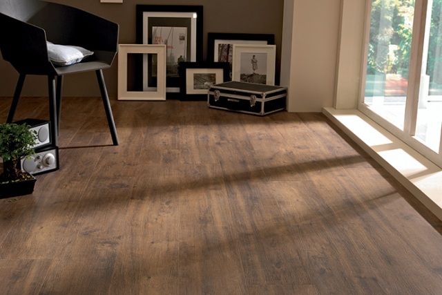 obývacia izba-dlažba-drevo-vzhľad-autentický