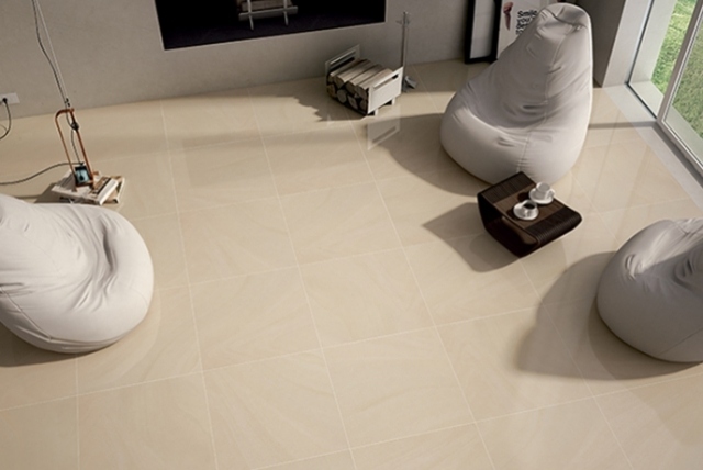 obývačka-podlaha-dlažba-béžová-sedací vak