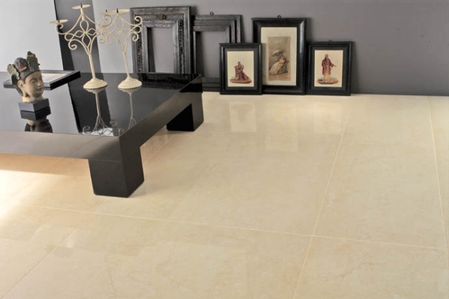 obývačka-dlažba-mramor-optika-krémová farba