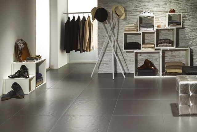 chodba-podlaha-dlažba-sivá-stena-dlažba-betón-optika