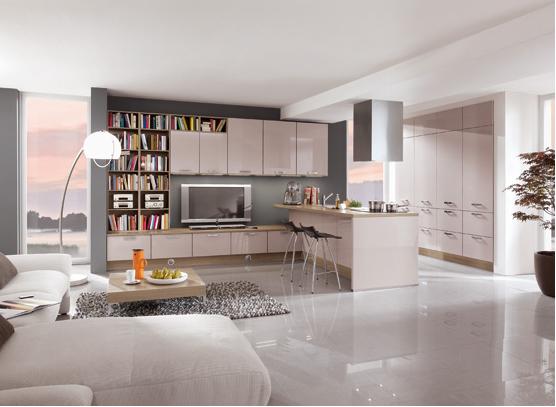 krásna obývačka s vysokým leskom a kuchyňou