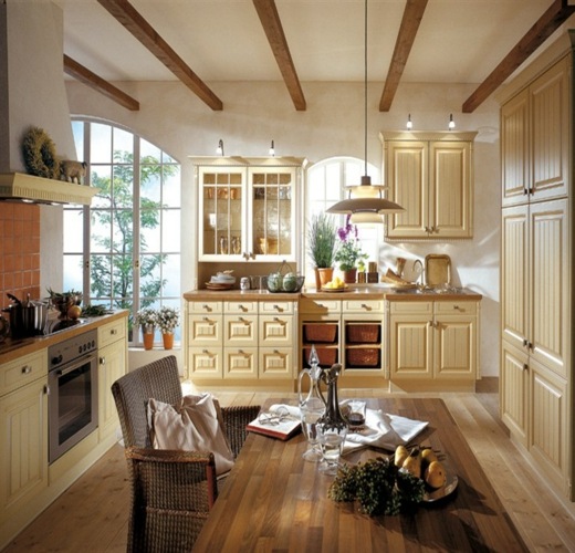 útulný-béžový-kuchynský-vidiecky štýl