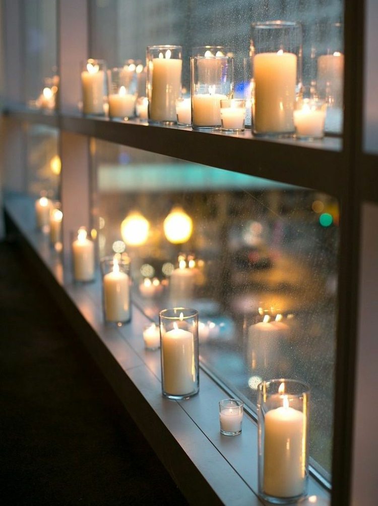 Urobte z pevnej lavičky romantiku s množstvom lampiónov dekorácia okenného parapetu sviečky lampáše romantika moderný byt