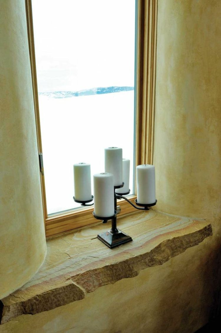 Jednoduchá dekorácia s rustikálnym nádychom na kamenný okenný parapet dekorácia parapetu rustikálne obkladové sviečky z kameňa