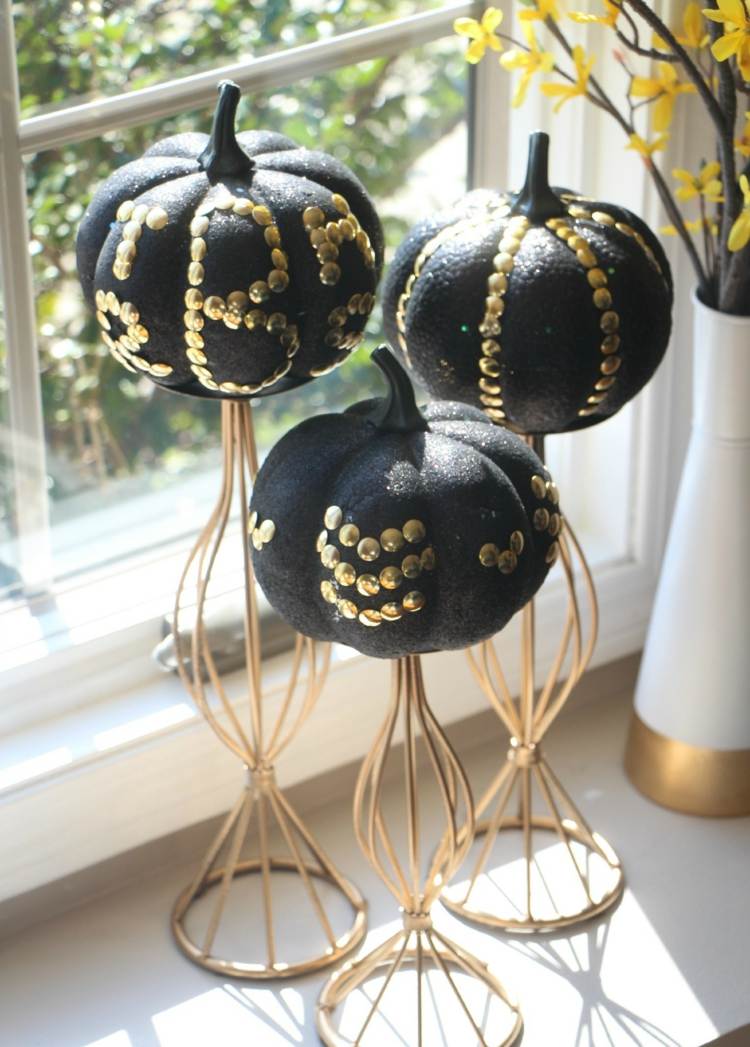 Očarujúca dekorácia na Halloween na parapet z čiernych tekvíc deco parapet čierna glamour tekvicové nity diy drotár