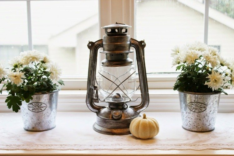 Parapet so stolovým behúňom, lampášom a kvetmi vo vedrách deco okenný parapet jeseň rustikálne kvety vedro lampáš okrasná tekvica malá