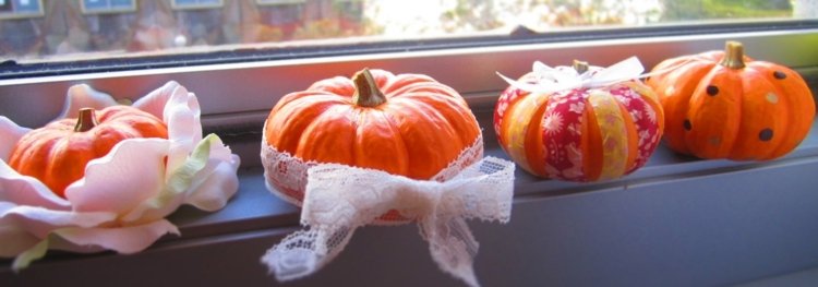 Ozdobte úzky okenný parapet malými ozdobnými tekvicami deco návrh okenného parapetu nápad tekvicová tkanina slučka kvetinové listy