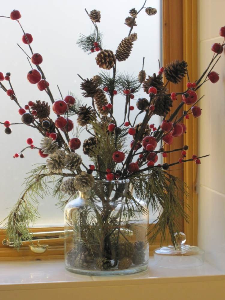 Parapet s jesennou kyticou bobúľ, jedľovej zelene a šišiek výzdoba okenného parapetu jesenná kytica bobule šišky jedľa zelená zima