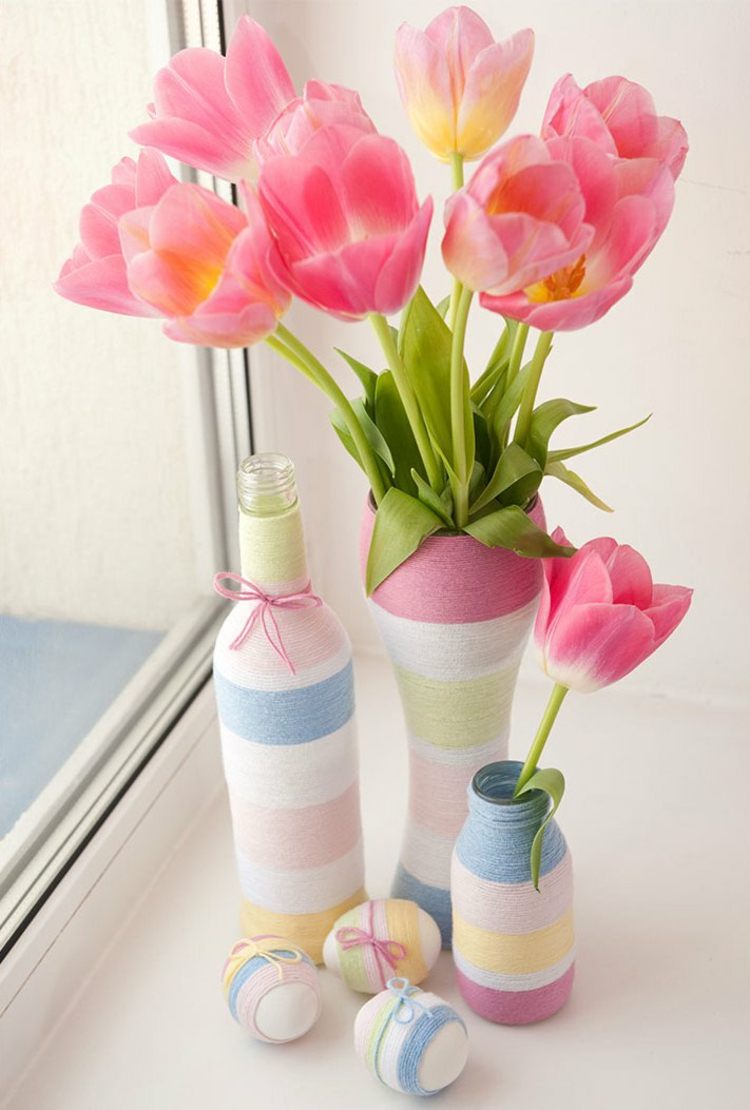 Jemná dekorácia v jarných farbách z priadze dekorácia parapetu veľkonočné vajíčka nápad vázy farebné priadze drotár tulipány