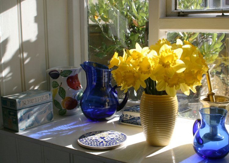 Nápad na dekoráciu parapetu s narcismi deco okenný parapet narcisový džbán modrý tanier