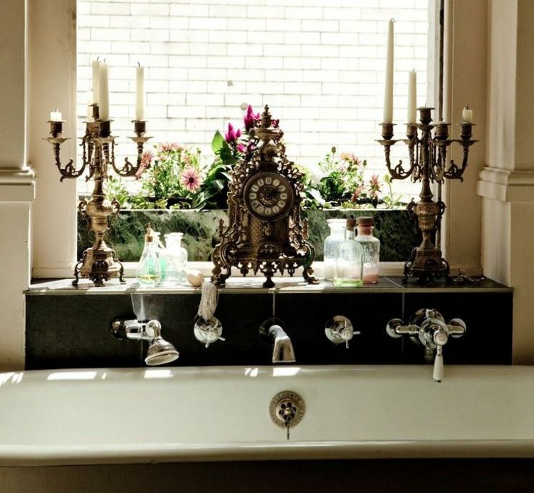 Navrhnite kúpeľňový parapet vo vintage štýle deco okenný parapet nápad na kúpeľňu vintage kovový držiak na sviečky s hodinami