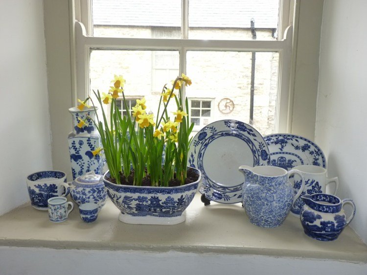 Dekorácia z modrobieleho riadu s veľkonočnými zvončekmi dekorácia parapetu dizajn riadu hubesch vintage štýl ostergloeckchen