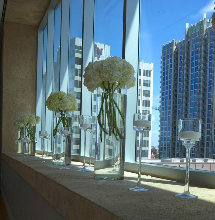 Dekorácia parapetu - kombinujte biele kvety a lampáše ozdoba parapetu elegantné biele kvety lampáše vázy vysoké