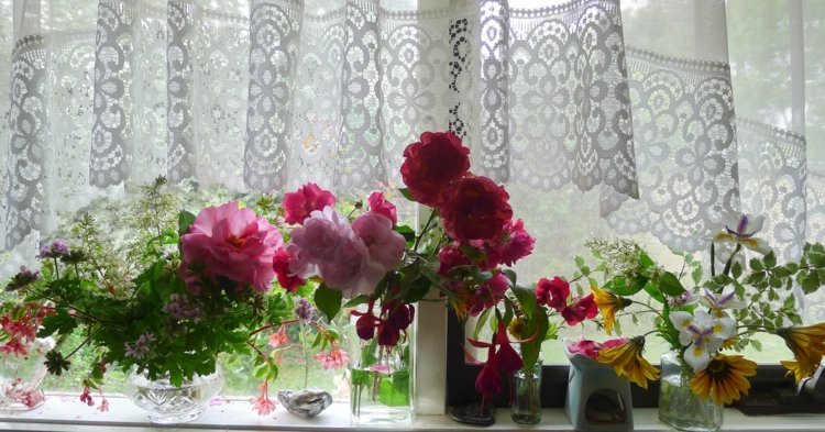 Mix farebných jarných kvetov je na parapete pôsobivý deco parapet svieže kvety dizajn farebný jar ružová žltá zelená