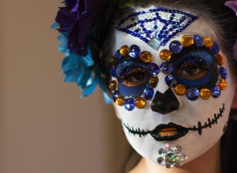 Halloween nápady líčenia pre ženy - čarodejnica lebka a voodoo Nápady na make-up na Halloween-kamienky-pavučina